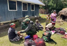 Kepedulian Personel Pos Ninggeyagin Satgas Yonif 742/SWY Gelar Pengobatan Gratis