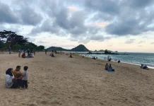 Jelang Sore Pantai Kuta Mandalika Ramai Dikunjungi Wisatawan