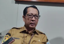 Pejabat Pemkot Mataram Patungan Sapi Kurban