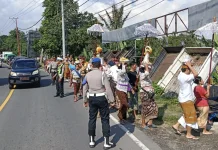 Polisi Atur Lalu Lintas saat Prosesi Ngeroras di Narmada