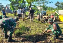 TNI dan Warga Bersih-Bersih RTH Pasar Renteng