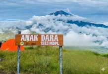 Menembus Awan di Bukit Anak Dara