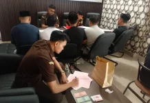 Satreskrim Polres Lotim Serahkan Tersangka dan BB Kasus Perjudian ke Kejaksaan