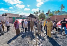 Wagub NTB Berikan Sapi Kurban dan Uang bagi Korban Kebakaran di Desa Lido