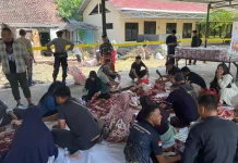 Polres Bima Kota Bagikan 1.100 Paket Daging Kurban  untuk Warga