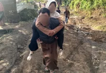 Jalan Rusak, Bocah Baturotok Dibopong Ayah untuk Berobat