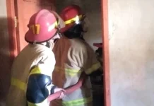 Damkarmat Lotim Berhasil Kendalikan Kebakaran Rumah di Paok Lombok