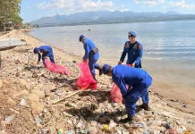 Jaga Kebersihan Wisata, Satpolairud Polres Bima Bersihkan Sampah di Pantai