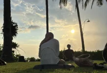 Makna Pose dalam Yoga di Tepi Pantai yang Terinspirasi dari Laut