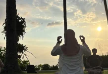 Ini Tips Berlatih Yoga di Tepi Pantai