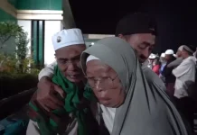 Tangis Haru Sambut Kepulangan 393 Jemaah Haji Kloter Pertama Embarkasi Lombok