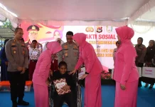 Berbagi Kepedulian, Kapolda NTB  Bagikan Sembako dan Santunan di Polres Bima Kota
