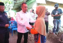 Wali Kota Bima Serahkan Bantuan Bedah Rumah di Kelurahan Paruga
