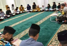 Berantas Buta Aksara Al-Qur’an, Bhabinkamtibmas Polres Bima Aktif Ajar Ngaji Warga