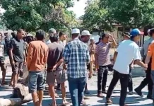 Warga Wora Tutup Jalan, Minta Aparat Tangkap Pelaku Pembunuhan