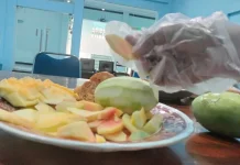 Sarung Tangan Plastik saat Makan Belum Tentu Lebih Higienis