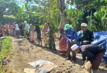 TNI dan Warga Gotong Royong Bangun Jembatan Armco di Aik Bual