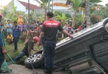 Hindari Anak Kecil, Mobil Masuk ke Sungai di Montong Gading