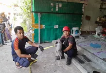 Berpotensi Menganggu, Tim Damkarmat Lotim Evakuasi  Monyet di Permukiman Warga Sak