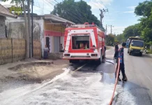 Berpotensi Membahayakan, Damkarmat Lotim Sigap Tangani Tumpahan Solar di Jalan