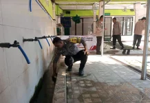 Semangat Pengabdian Bhayangkara, Polisi Bersihkan Tempat Ibadah dan Lingkungan