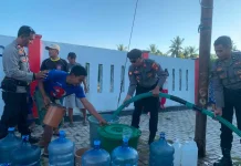 Labuhan Badas Kekeringan, Polisi Salurkan Air Bersih