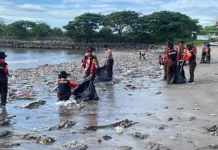 Polres Lombok Timur Bersihkan Pantai Sambut Hari Bhayangkara Ke-80