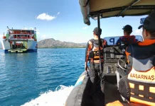 Tim SAR Intensif Cari Penumpang yang Lompat dari Kapal di Perairan Poto Tano