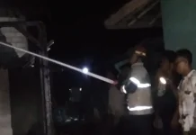 Damkarmat Lotim Padamkan Kebakaran Dua Rumah di Sakra Barat
