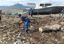 Jaga Kelestarian Laut, Satpolairud Polres Bima Bersihkan Sampah di Dermaga Bajo