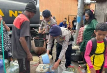 Sat Brimob Polda NTB Salurkan Bantuan Air Bersih untuk Warga  di Kota Bima