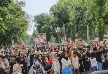 Ribuan Relawan MBG NTB Gelar Aksi Damai Minta Program MBG Dilanjutkan