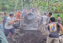 Gotong Royong Warga dan TNI Percepat Pembangunan Jembatan Armco di Aik Bual