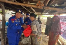 Ditpolairud Polda NTB Salurkan 100 Paket Sembako dan Kursi Roda untuk Warga