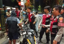 Sat Samapta Polresta Mataram Evakuasi Korban Laka di Simpang Empat BI
