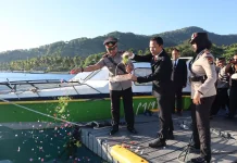 Sambut Hari Bhayangkara ke-80, Polres Lotara Larung Bunga di Perairan Teluk Nara