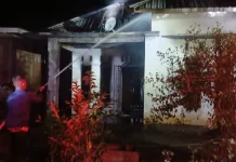 Warga Tarano Diduga Bakar Rumah Sendiri