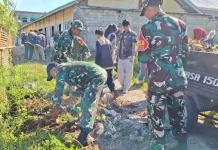 Wujudkan Desa Wisata Bersih, TNI dan Warga Gotong Royong Bersihkan Bilebante