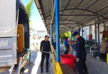 Sat Brimob Polda NTB Salurkan Air Bersih untuk Warga Pelabuhan Sape