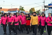 Personel Brimob dan Bhayangkari Ikuti Fun Walk dan Senam Bersama di Sumbawa