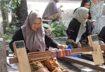 Dukung Festival Begawe Jelo Nyesek, Pertamina Kucurkan CSR Mina Tenun