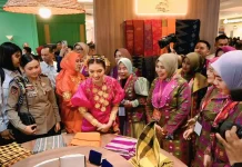 Ibu Wapres Kunjungi Stan NTB, Apresiasi Keindahan Tenun Khas Bima
