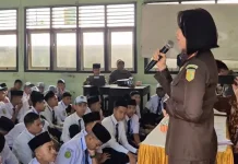 Melalui Program Jaksa Masuk Sekolah, Kajari Lombok Timur Edukasi Bahaya Bullying