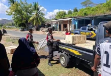 Patmor Polres Bima Kabupaten Bantu Nelayan Angkat Hasil Tangkapan