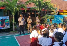 Hari Pertama Sekolah, Polisi Beri Edukasi kepada Siswa SDN 70 Cakranegara