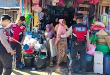 Personel Patmor Bantu Nelayan Angkut Ikan dan Jaga Kamtibmas