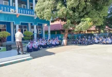 Bhabinkamtibmas Polsek Woha Edukasi Pelajar SMP tentang Bahaya Kenakalan Remaja