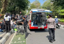 Polsek Selaparang Evakuasi Peserta Drumband Porprov NTB yang Pingsan saat Pawai