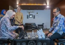 Bima Arya Kagumi Meja Catur CUKLI Karya Warga Binaan Lapas Lombok Barat