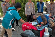 Kapolres Lombok Timur Serahkan Tiga Traktor Dukung Ketahanan Pangan